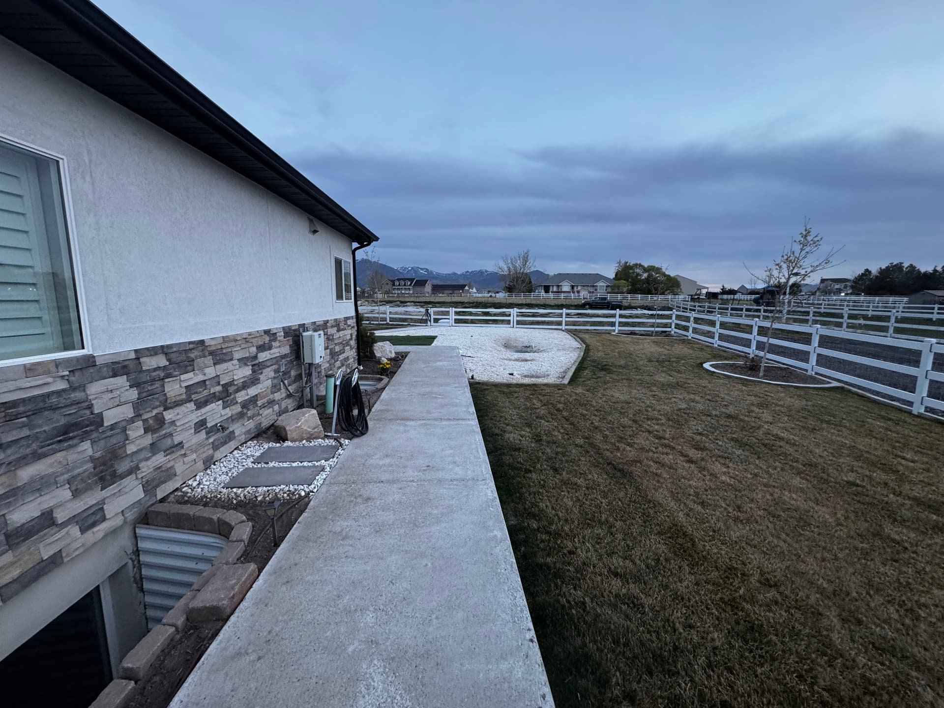 Serene Countryside Home Ready for the Season