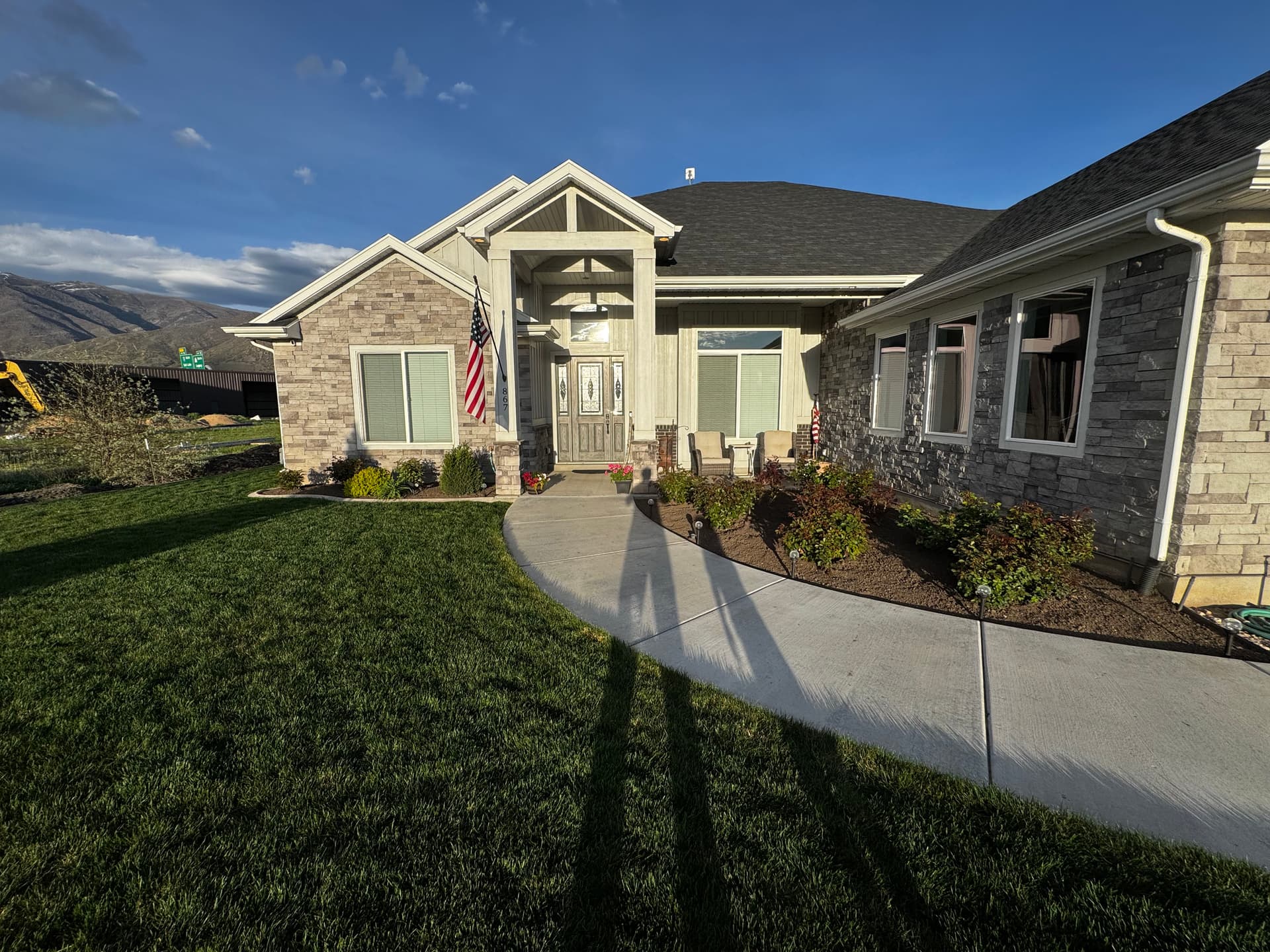 Gallery photos for Sharp Garden Bed Edges and Fresh Mulch on This Front Yard: Image #3