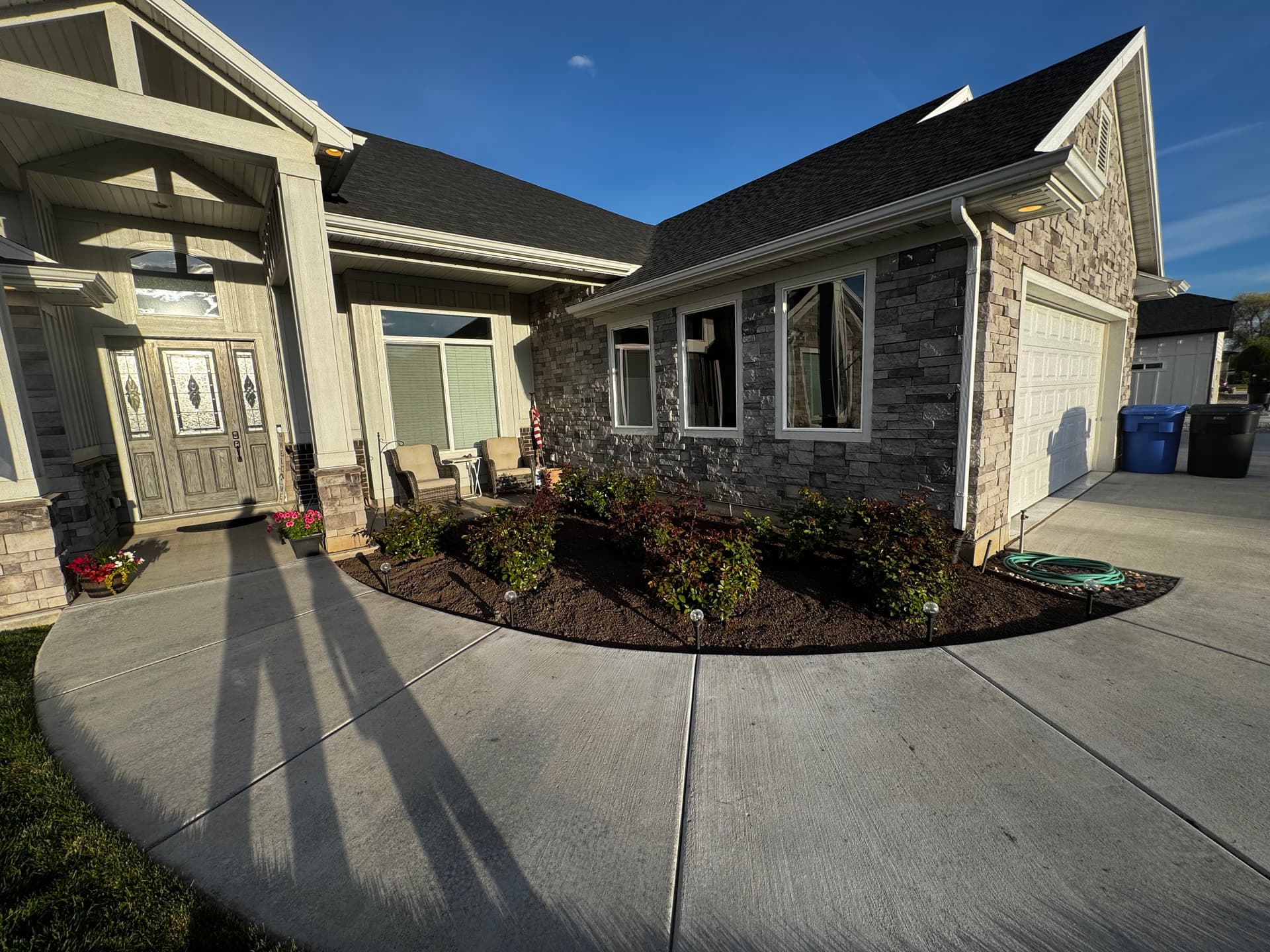 Gallery photos for Sharp Garden Bed Edges and Fresh Mulch on This Front Yard: Image #4