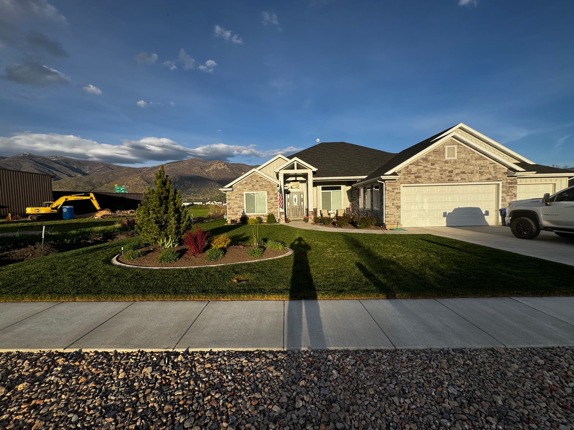 Gallery photos for Sharp Garden Bed Edges and Fresh Mulch on This Front Yard: Image #1