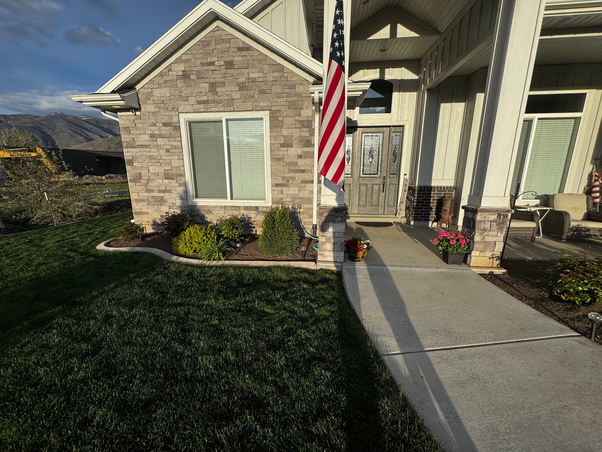 Gallery photos for Sharp Garden Bed Edges and Fresh Mulch on This Front Yard: Image #5