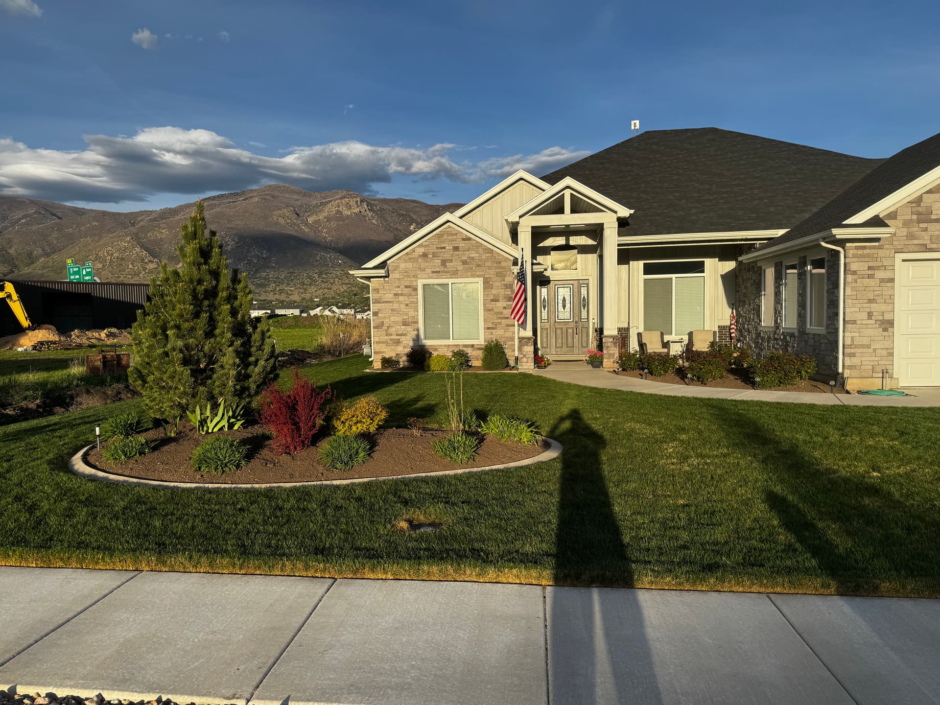 Gallery photos for Sharp Garden Bed Edges and Fresh Mulch on This Front Yard: Image #2